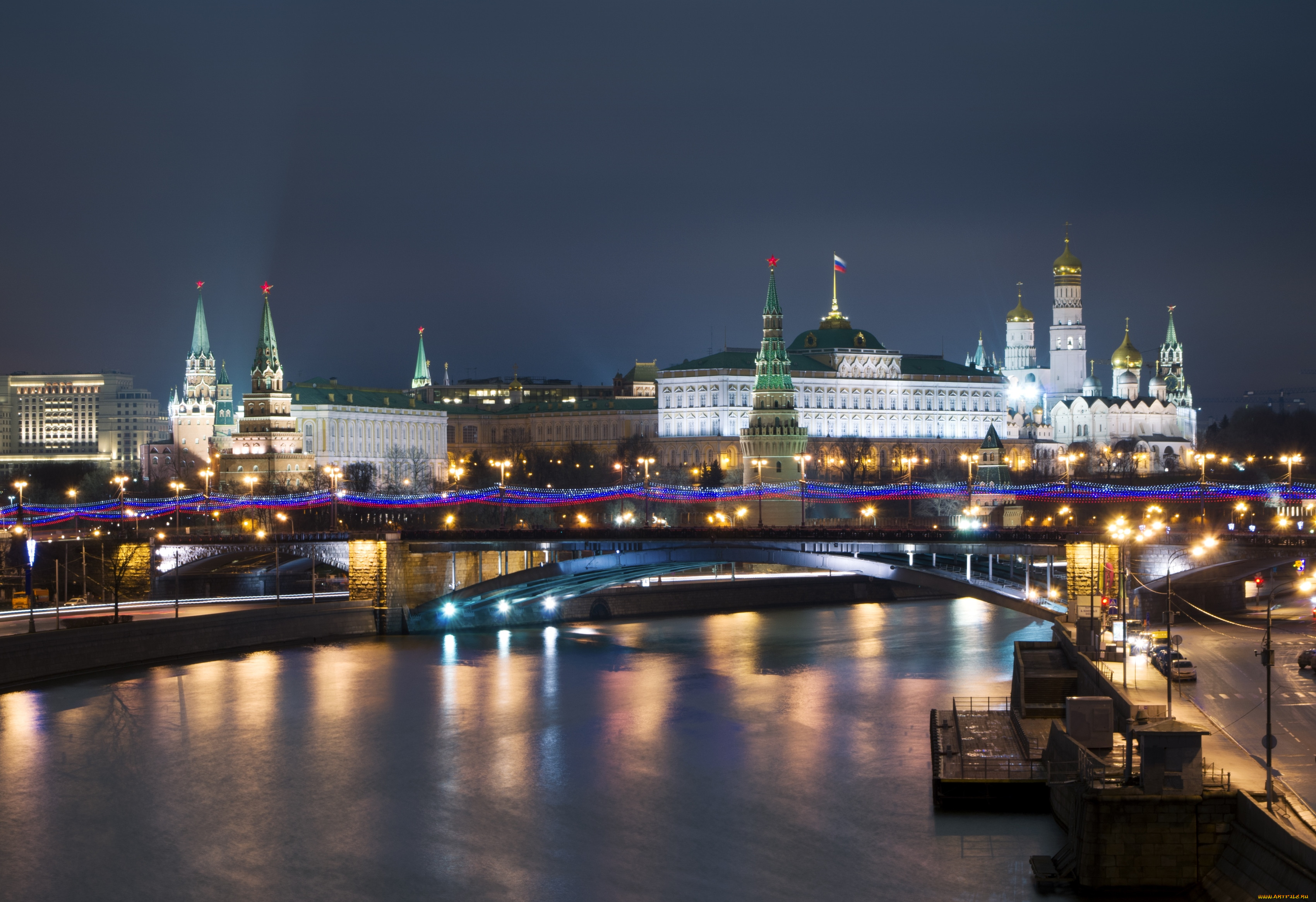 Фото время москва. Ночная Москва река. Города России обои. Новогодний Кремль обои HD. Обои на телефон/вид на ночной Кремль.